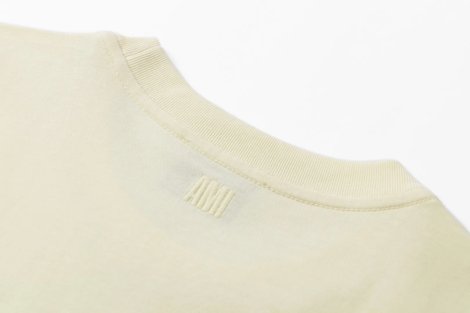 Style No.: A 008# P57 Ami 2026 Spring/Summer New Arrival T-shirt Short Sleeve The workmanship of this chapter is extremely cumbersome and complicated. It uses water-soluble polyester and water-soluble thread, first starting the pattern, dyeing, then air-drying, shaping, and then laser processing of details. The process time is long, which distinguishes it from the garbage version of the leaky bottom fabric on the market. We completely restore the correct version of the official website 1:1, with high-weight fabrics, synchronized detail routing, and restored official website letter embroidery, which is the only correct version on the entire network. Color: Apricot Black Navy Blue White Sizes: S-XL